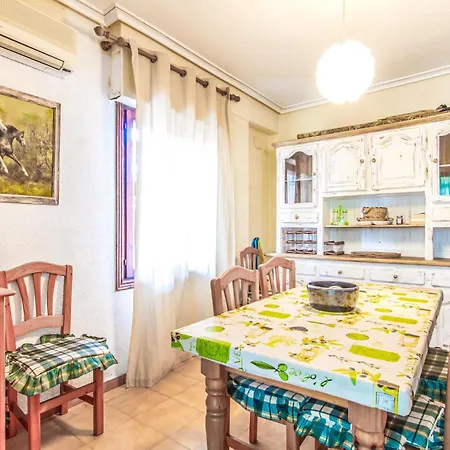 Lovely In With Kitchen Apartment *
